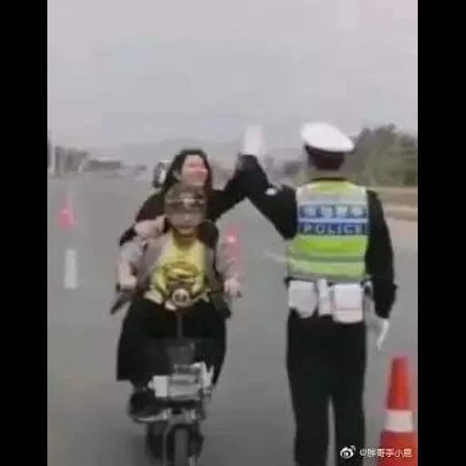 дорожная полиция, мотоцикл в китае для пассажиров, полицейский, полиция китая, полицейский останавливает мопед вас трое