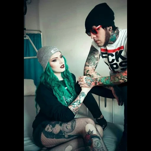 jeune femme, couples tatoués, femmes tatouées, modèle de tatouage lusy logan