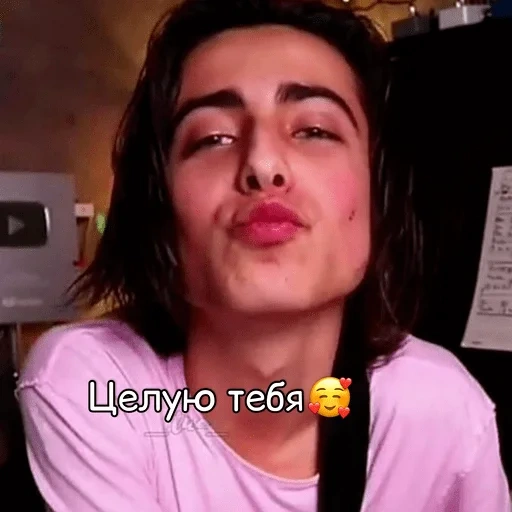 tipo, chicos encantadores, buenos chicos, chicos famosos, aidan gallahr con sus labios con patos