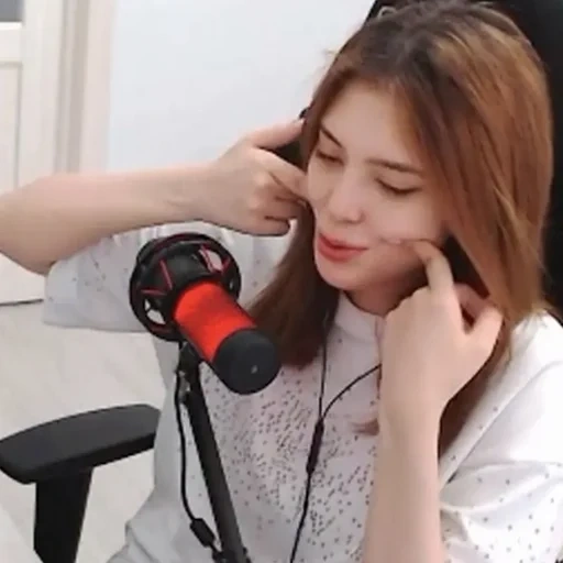 aisu streamer, gadis nagawa, aisu mesu tevich, aisu maisu streaming, kim lip haseul heejin