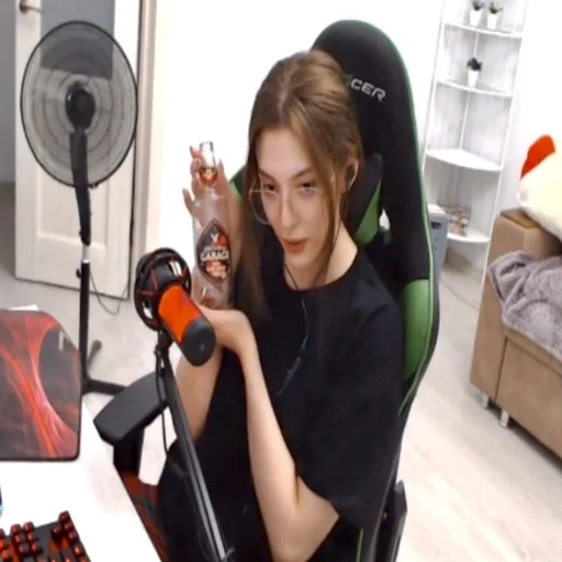 mujer joven, twich streamers, desagüe aisumaisu, streamer gaechkatm, aisumaisu streamsha