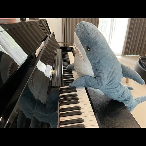 requin derrière le piano, requin blohei ikea, piano requin ikea, ikea shark bloo sea original, jouet de requin million ikea