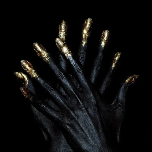 tangan hitam, emas hitam, manikur hitam, tangan hitam dengan emas, emas tangan estetika di latar belakang hitam
