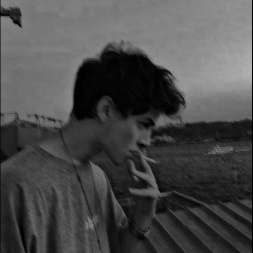 jeune homme, charmants garçons, le garçon est beau, la photo d'un ami, 7 cigarettes sky boy