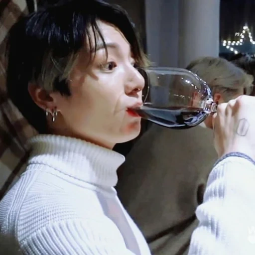 gorjeo, jung jungkook, los muchachos bangtan, jungkook bebe vino, coreanos beben vino