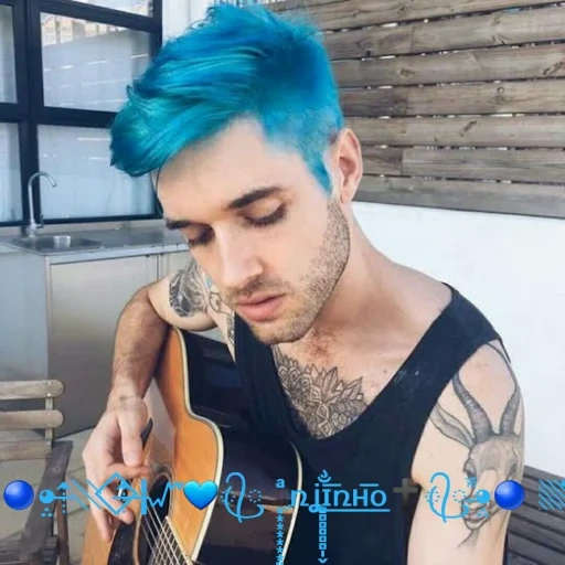 capelli da uomo, acconciature di uomini, acconciature per uomini, capelli blu scuro, capelli colorati da uomo