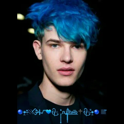 cheveux bleus, la couleur des cheveux est bleue, les cheveux bleus sont des hommes, le gars aux cheveux bleus, couleur de cheveux bleus par les gars