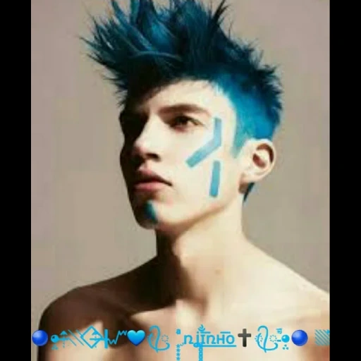 capelli da uomo, i capelli blu sono gli uomini, il ragazzo con i capelli blu, la colorazione dei capelli è maschile, acconciature insolite sono maschi