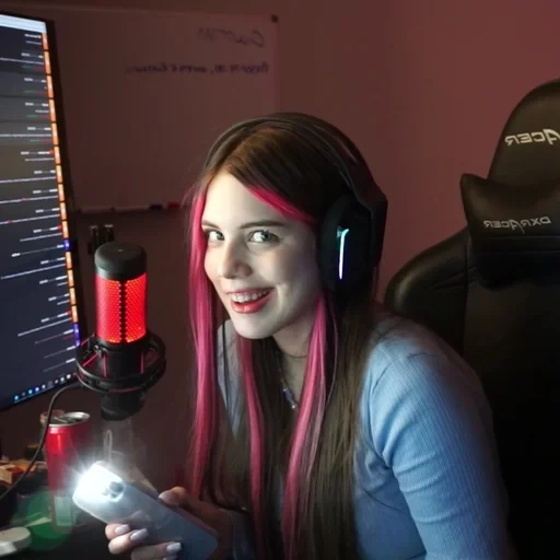 junge frau, mädchen, alice alice, zwölftelstreamer, akullich twich strimmersha