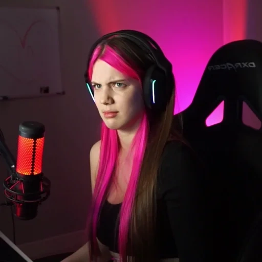 junge frau, akullich twich, strimmersha akullich, akullich strimmersha 2022, zwölftelstreamer sind beliebt