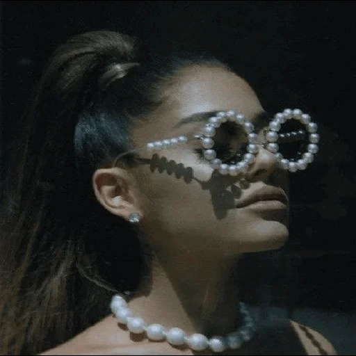 caminante lunar, luz de la luna, ariana grande, mujer peligrosa, música de una mafia flash