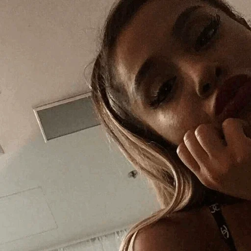 selfie, snapchat, rihanna takes a selfie, ariana grande, snapchat ari_maj