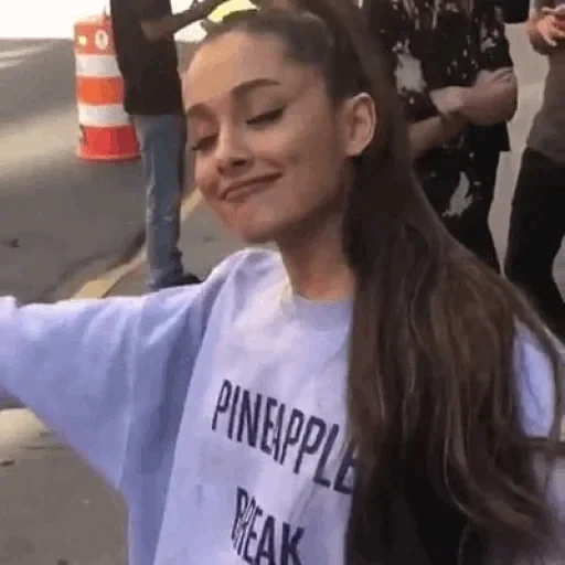 arianna, gadis, ariana grande, ariane grande fans, film wisuda ariana grande 2020