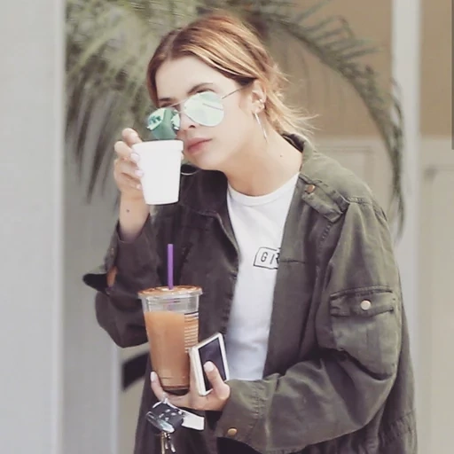 ashley benson, ashley olson starbucks, ashley benson adalah gayanya, es krim ashley benson, ashley benson movie 1330