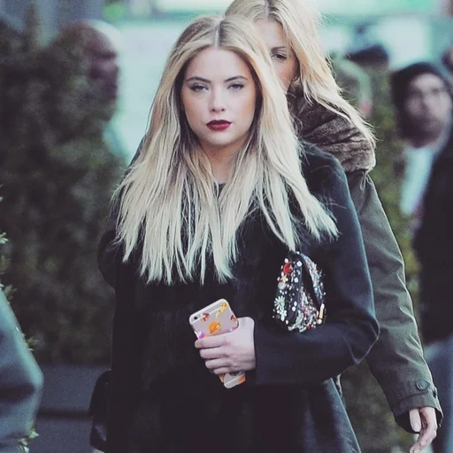 filles, ashley benson, carla divai, blonde mignonne, ashley benson 2016