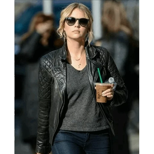 ashley benson, estilo ashley benson, pantalones de cuero kate moss, julia roberts en cuero, jennifer aniston leather