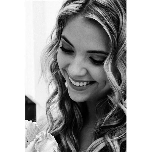 lucy hail, hannah marin, ashley benson, escuchar música, mujer hermosa