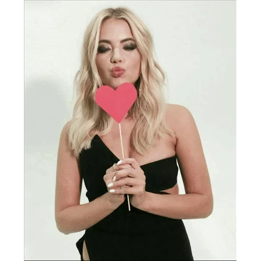 wanita muda, kiss ashley, hannah marin, ashley benson, gadis-gadis cantik