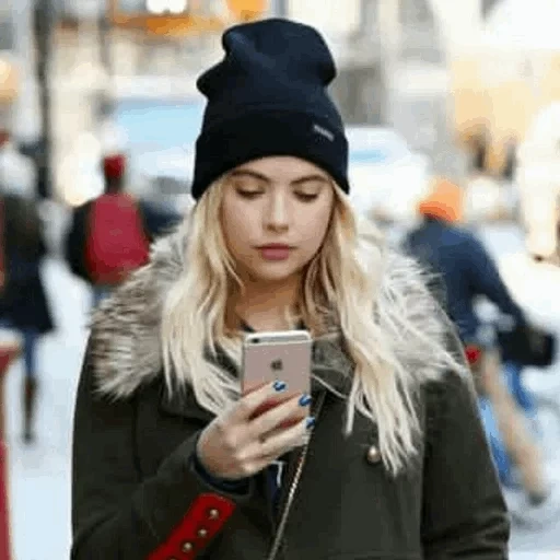 wanita muda, cewek-cewek, gaya berpakaian, ashley benson paparazzi, ashley benson moschino