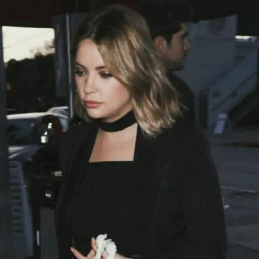 mujer joven, mujer, ashley benson, madonna tiene 52 años, ashley benson 2020