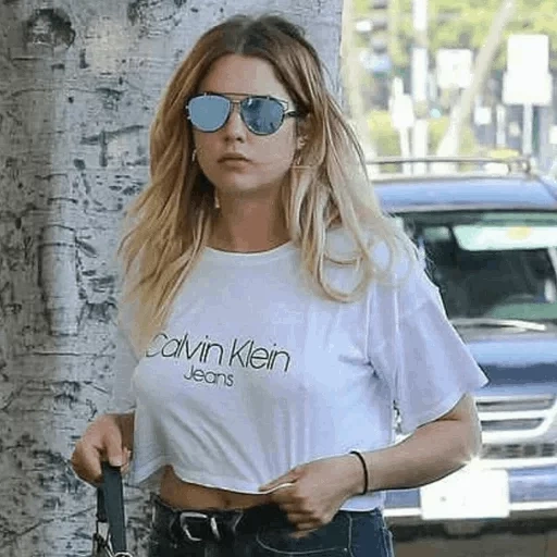 jovem, ashley benson, ashley benson olsen, charlotte mckinni