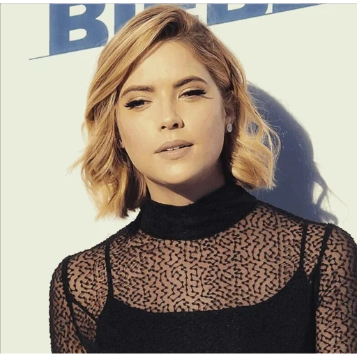 giovane donna, ashley benson, capelli lunghi fino alle spalle, tagli di capelli alla moda, taglio di capelli di ashley benson