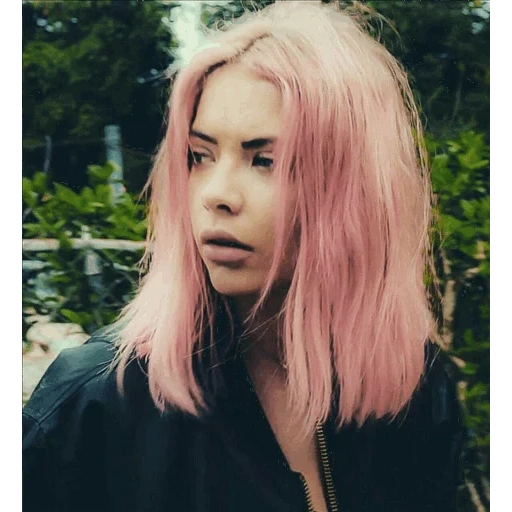 jeune femme, rivière, les cheveux sont roses, couleur de cheveux rose, ashley smith aux cheveux roses