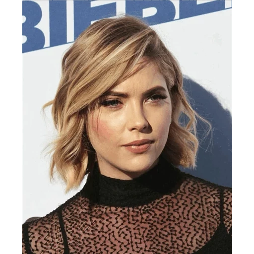 giovane donna, ashley benson, tagli di capelli alla moda, taglio di capelli di ashley benson, acconciatura capelli corti a spalle