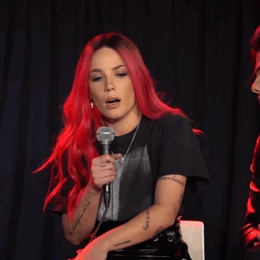 halsey, cantante, vestido rojo de colinas, colinas con pelo rojo, hermosa traducción de halsey