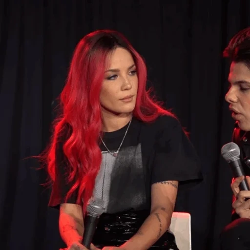 halsey, shakira ojos asi, halsey badlands, vestido rojo de colinas, colinas con pelo rojo