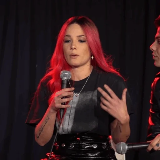 cantantes, mujer joven, la chica es roja, kay lee ray 2022, colinas con pelo rojo