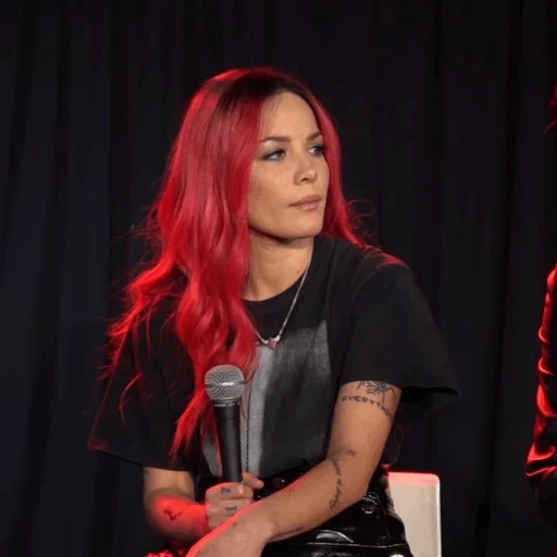 halsey, cantante, vestido rojo de colinas, colinas con pelo rojo, hermosa traducción de halsey