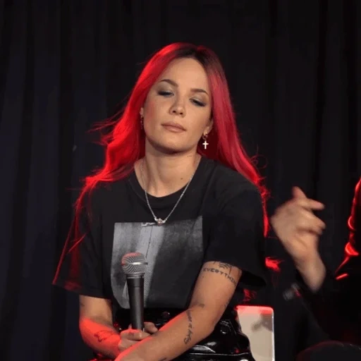 halsey, halsey badlands, gaun merah hassi, holsey berambut merah, terjemahan halsey yang indah dan aneh