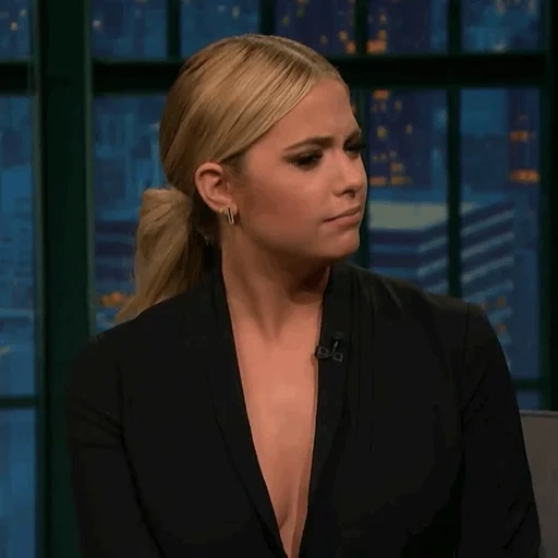 chica, tara ashley, ashley benson, actriz trukait, jennifer lawrence late night