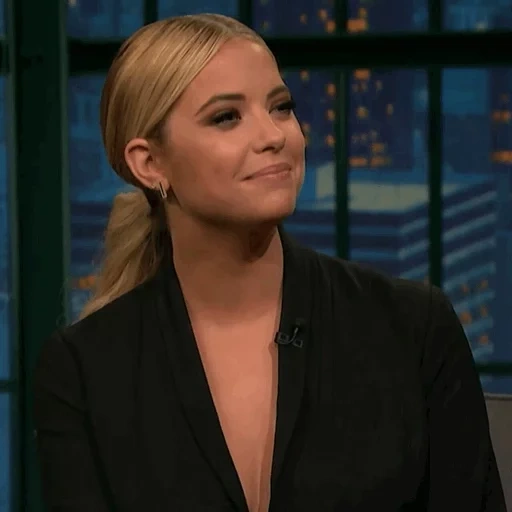 ashley benson, ashley hinshaw, horror de masters, julia anderson, tony francis gifs