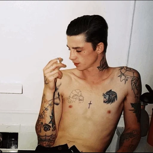 the tattoo boy, tätowierung von skinny kerl, man's tattoo, kerl mit tätowierung, tätowierungen für junge leute