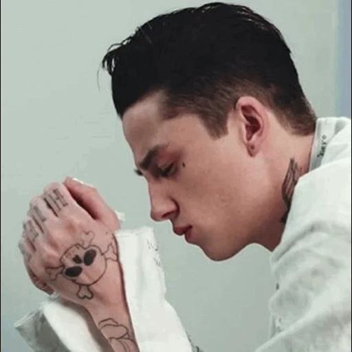 uomini, ash stymest, gruppo di grigio, lire la suite de l'article, tatuaggio di collo con testa grigia