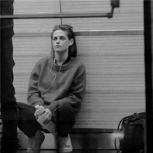 stewart, mujer joven, kristen stewart, kristen stewart suéter verde, comprador personal de kristen stuart