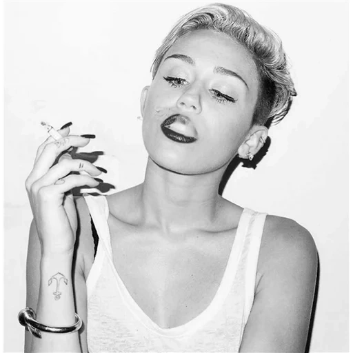 miley cyrus, miley cyrus fume, motif miley cyrus, miley cyrus wrecking ball, miley cyrus majeur