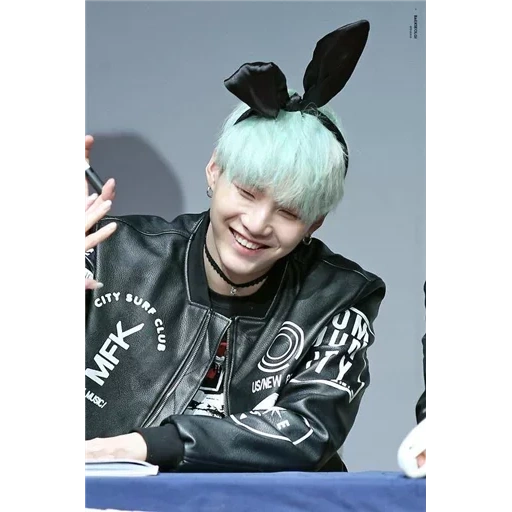 suga, bts shu plus, bts suga, grupo juvenil a prueba de balas shu más, bts shu más sonrisa