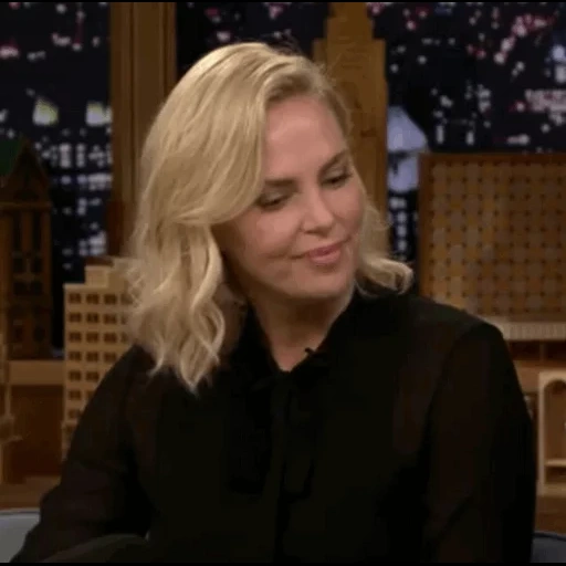 mujer joven, jimmy fallon, esta noche, charlize theron show, charlize theron en jimmy fellon