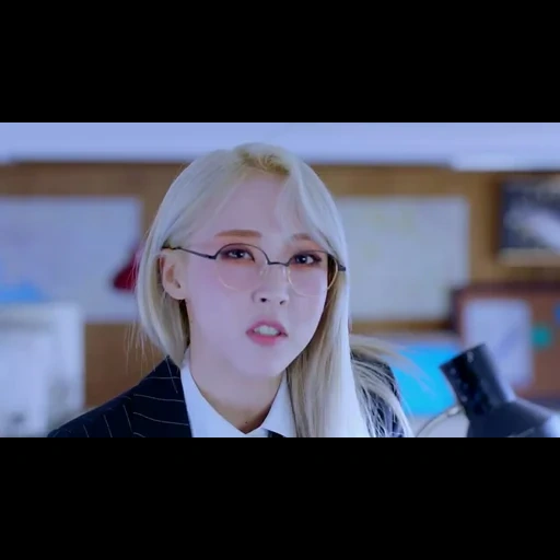 roller wheel, moonbyul, moonbyul glasses, moonbyul mamamoo, moonbyul gogobebe