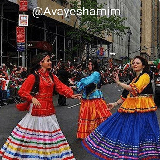 jeune femme, vêtements mexicains, festival flymenco d'espagne, couleurs nationales du mexique, festival latino-américain