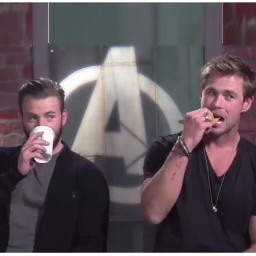 chris evans, chris hemsworth, l'attore chris hemsworth, chris evans chris hemsworth brothers, chris evans chris hemsworth kiss