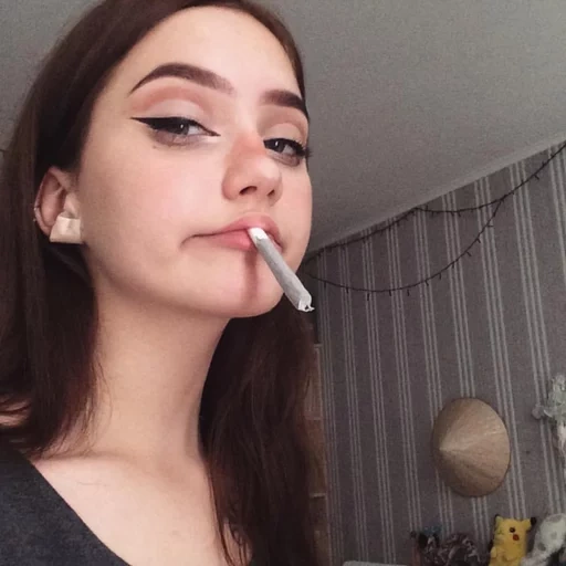 mujer joven, estilo de chicas, chica fumadora, hermosa chica, chica con un cigarrillo