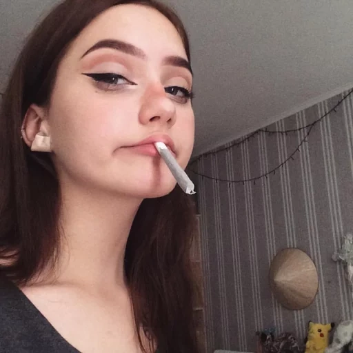 filles, style girl, filles fumeuses, la fille est belle, cigarette girl