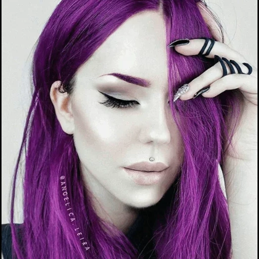 belleza oscura, belleza gótica, color de cabello violeta, chica con cabello morado, eva elphy con cabello morado