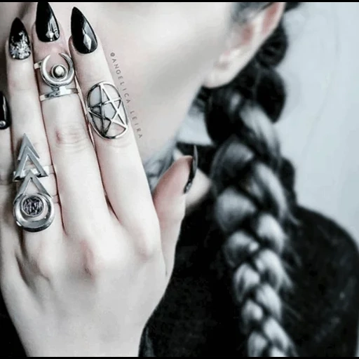 modello di henné, idee per il tatuaggio, nail art punk style, tattoo finger girl, tatuaggio di dita di strega