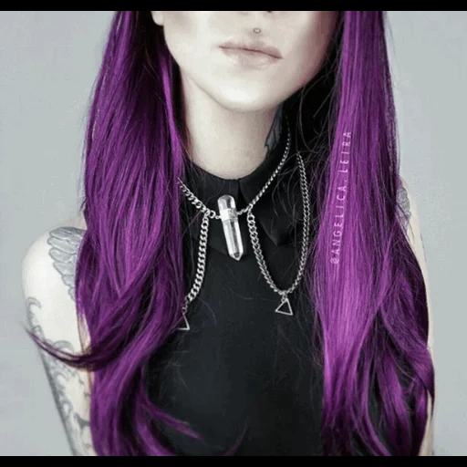 giovane donna, ragazza goth, capelli lilla, goti con i capelli viola, ragazza con i capelli viola