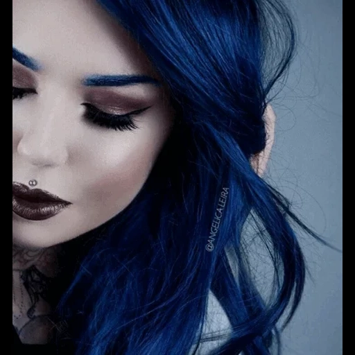 tonique bleu, angelica sinensis, cheveux colorés bleus, isinhei, isina couleur de cheveux noirs
